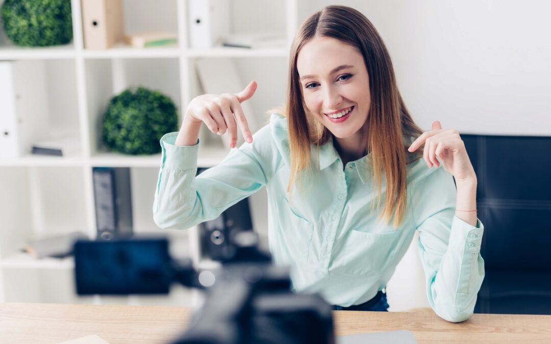 „Boję się kamery”. Jak przestać się stresować i nagrywać naturalnie?